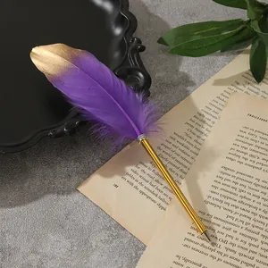 Detaillierte Nahaufnahme eines lila-goldenen Federkugelschreibers mit Metallic-Finish
