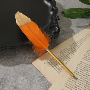 Detailansicht eines orange-goldenen Federkugelschreibers auf Vintage-Papierhintergrund