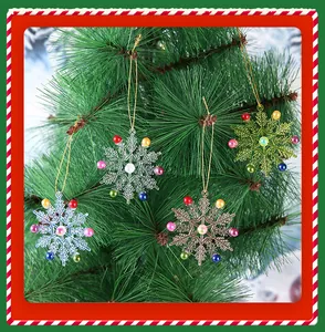 Detailweergave van gekleurde sneeuwvlokhangers met parels aan een kerstboom