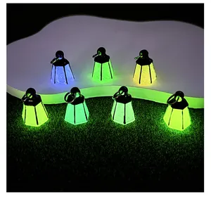 Detalle de mini linternas luminosas de colores para decoración de micro paisajes