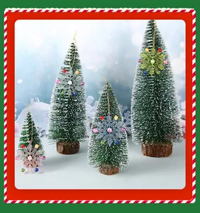 Gedetailleerde macro-opname van kleurrijke sneeuwvlokken op mini sisal kerstbomen