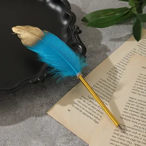 Detailansicht des eleganten blau-goldenen Federkugelschreibers auf Vintage-Papier