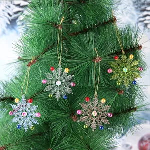 Transparante Kerst Sneeuwvlok Hangers Met Gekleurde Kralen Hars Kerstboomversiering Voor Feestelijke Decoratie