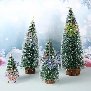 Feestelijke set van vier mini besneeuwde kerstbomen met kleurrijke sneeuwvlokdecoraties