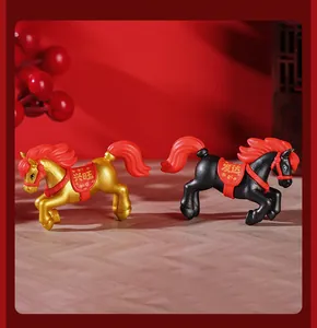 Vista dettagliata di statuette festive di cavalli in PVC oro e nero per il Capodanno