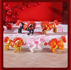 Primo piano di cinque figurine di cavalli dello zodiaco in PVC con decoro festivo