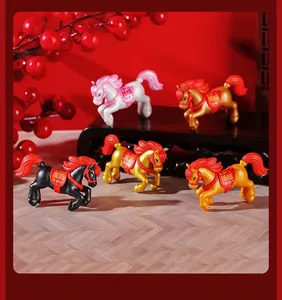 Dettaglio di cinque figurine di cavalli in PVC colorati con simboli di prosperità per Capodanno