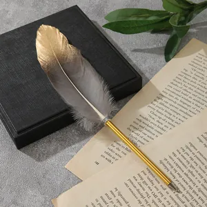 Nahaufnahme eines eleganten Federkugelschreibers mit goldfarbener Spitze