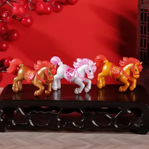 Simpatiche statuette di cavallo portafortuna in PVC per decorazione festiva di capodanno