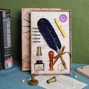 Detaillierte Ansicht des Vintage-Federstift-Geschenksets mit Siegellack-Stempeln