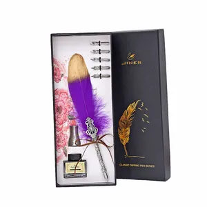 Set penna piuma vintage viola e oro con inchiostro e pennini in una scatola regalo nera