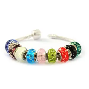 Gros plan détaillé d'un bracelet à breloques lumineux fait main avec perles colorées