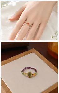 Detailansicht von Naturstein- und Kristallperlenringen im neuen chinesischen Stil am Finger