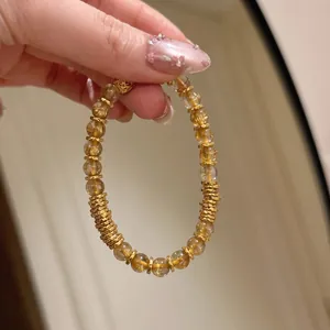 Vue rapprochée d'un bracelet en agate naturelle dorée avec des entretoises exquises