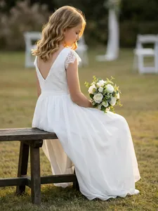 Rückenansicht des eleganten weißen Blumenmädchenkleides aus Spitze und Chiffon