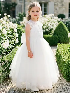 Elegante vestido de niña de encaje y tul blanco con lazo en la espalda para bodas