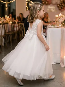 Detalle de la espalda del vestido de tul blanco para niña con lazo grande