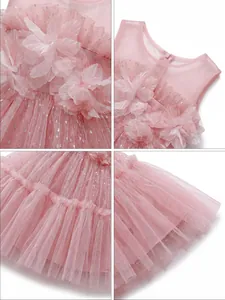 Elegantes rosa Pailletten-Blumenmädchenkleid mit zarten 3D-Blumendetails am Mieder