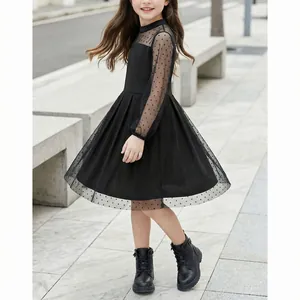 Dettaglio elegante vestito nero bambina con maniche in tulle a pois per festa