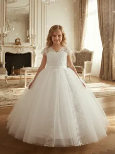 Detalle de vestido blanco para niña de flores con encaje delicado y falda de tul amplia