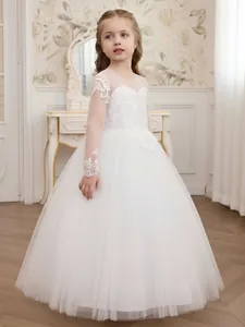 Elegantes weißes Prinzessinnenkleid für Mädchen mit feiner Spitzenstickerei und Tüllrock.