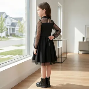 Vista dettagliata del retro di un elegante abito nero in rete per bambina con pois