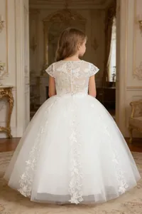 Vista posterior de vestido blanco para niña de flores con encaje y falda de tul
