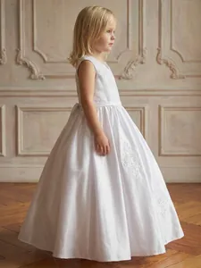 Zijprofiel van een witte mouwloze prinsessenjurk met kant voor bloemenmeisjes en kinderen