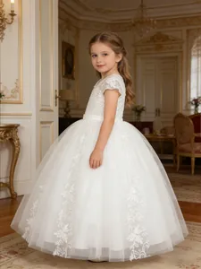 Detalle de bordado y tul en un lujoso vestido blanco de princesa para niña de flores