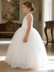 Elegante vestido blanco de encaje para niña con falda de tul y aplicaciones florales