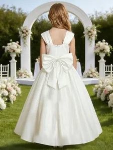 Vista posteriore dettagliata dell'elegante abito da damigella bianco con grande fiocco di raso