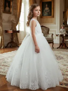 Elegante vestido de niña de flores blanco con encaje y falda de tul de varias capas