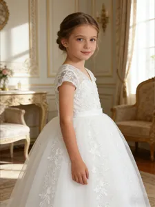 Primer plano de vestido de fiesta blanco con encaje y tul para niñas pequeñas