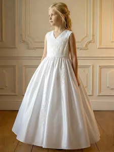 Elegante witte mouwloze bloemenmeisjesjurk met gedetailleerde kanten borduursels.
