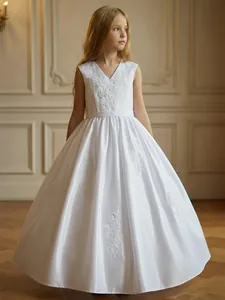 Detail van de witte mouwloze prinsessenjurk met prachtig kant voor bloemenmeisjes.