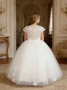Elegante vestido de niña de flores en tul blanco con encaje bordado en la espalda