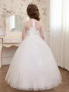 Rückansicht eines eleganten weißen Blumenmädchenkleides mit Spitze und Tüllrock