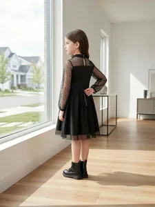 Elegante abito da damigella nero in tulle con maniche a pois per feste ed eventi speciali
