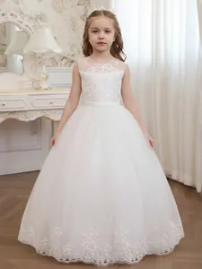 Elegantes weißes Blumenmädchenkleid aus Spitze und Tüll mit Blumenstickereien