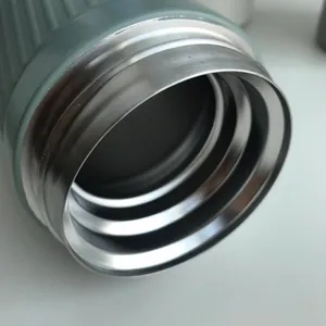 Detailopname van de brede opening en binnenkant van de 304 roestvrijstalen isoleerfles