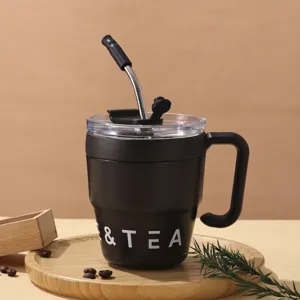 Nahaufnahme eines schwarzen isolierten 304 Edelstahl-Kaffeebechers mit Griff und Strohhalm