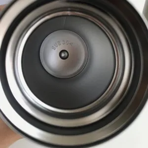 Detailweergave van de 304 roestvrijstalen binnenkant van een vacuümfles.