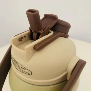 Nahaufnahme des braunen Pop-up-Strohdeckelmechanismus einer isolierten Sportflasche