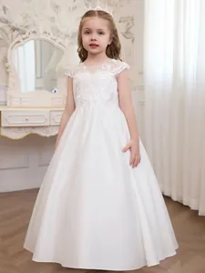 Elegante abito da damigella d'onore in pizzo bianco per matrimoni e cerimonie formali