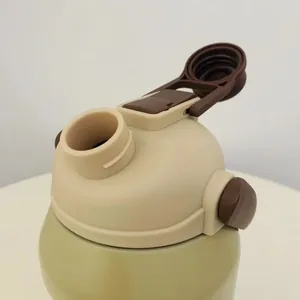 Detailaufnahme des Deckels und der Ausgussöffnung der 316 Edelstahl-Isolierflasche