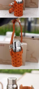 Détail rapproché du thermos en titane pur avec bandoulière en cuir orange gaufré