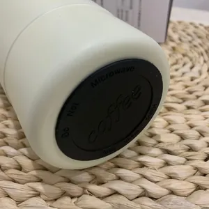 Nahaufnahme des isolierten Kaffeetassenbodens mit rutschfestem Gummipad und Waschhinweisen