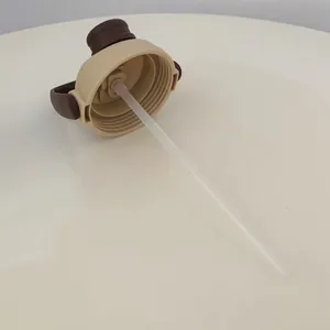 Nahaufnahme eines zweifarbigen Ersatz-Strohdeckels für isolierte Wasserflaschen