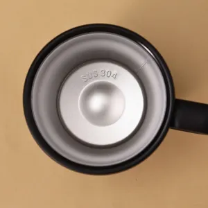 Detailaufnahme der Innenseite eines Kaffeebechers aus 304 Edelstahl mit Stempelmarke