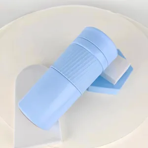 Detailopname van de blauwe 304 roestvrijstalen isoleerbeker met een antislip handgreep.